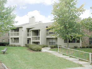 Skyler Ridge Apartments in Overland Park, KS - Foto de edificio - Building Photo