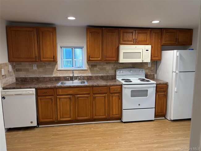 36 Edgewater Dr in Mastic Beach, NY - Building Photo - Building Photo