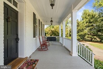 19937 Evergreen Mills Rd in Leesburg, VA - Building Photo - Building Photo
