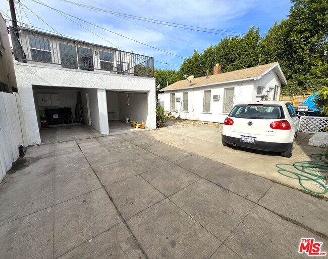 813 N Poinsettia Pl in Los Angeles, CA - Building Photo - Building Photo