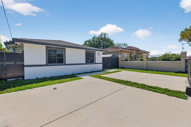2490 NW 44th St in Miami, FL - Building Photo - Building Photo