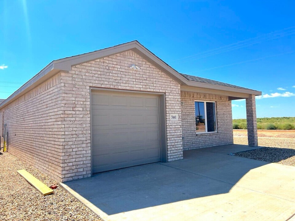 7441 4th St in Lubbock, TX - Building Photo