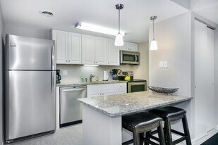527 D'onofrio Dr, Unit 1 in Madison, WI - Building Photo