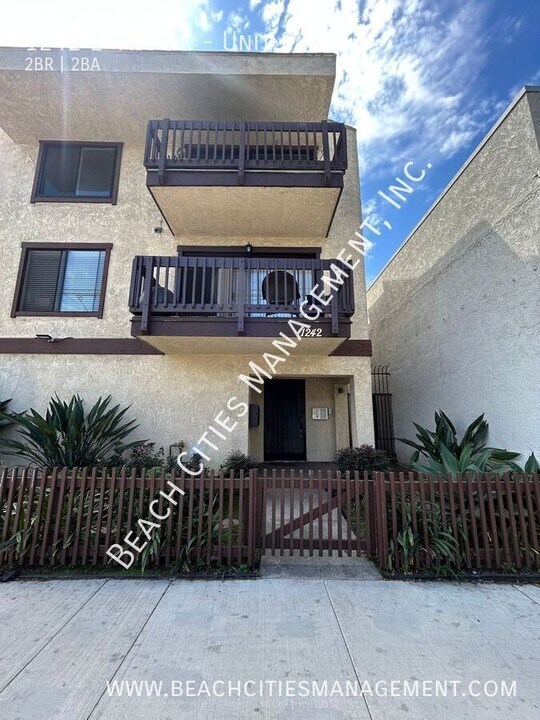 1242 E 4th St in Long Beach, CA - Building Photo