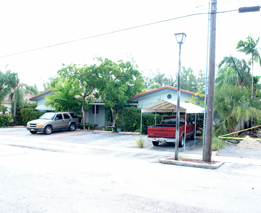 13075 Emerald Dr in Miami, FL - Foto de edificio