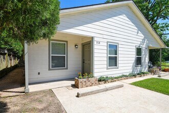 518 Moore St in Tomball, TX - Building Photo - Building Photo