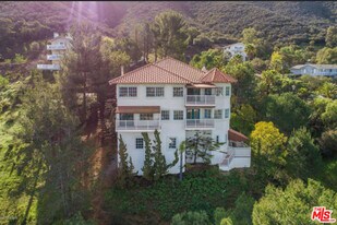 456 S McKnight Rd in Thousand Oaks, CA - Building Photo