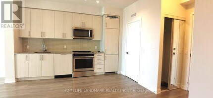 4055-4055 Parkside Village Dr in Mississauga, ON - Building Photo - Building Photo