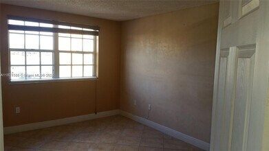 9725 Fontainebleau Blvd in Miami, FL - Building Photo - Building Photo