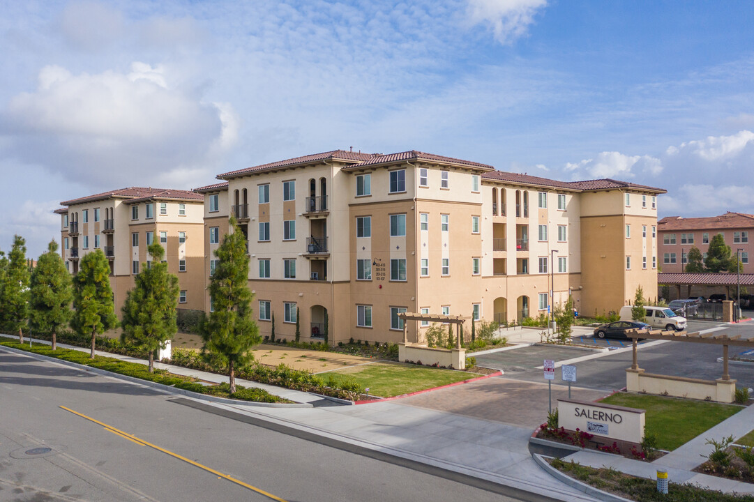 Salerno in Irvine, CA - Foto de edificio