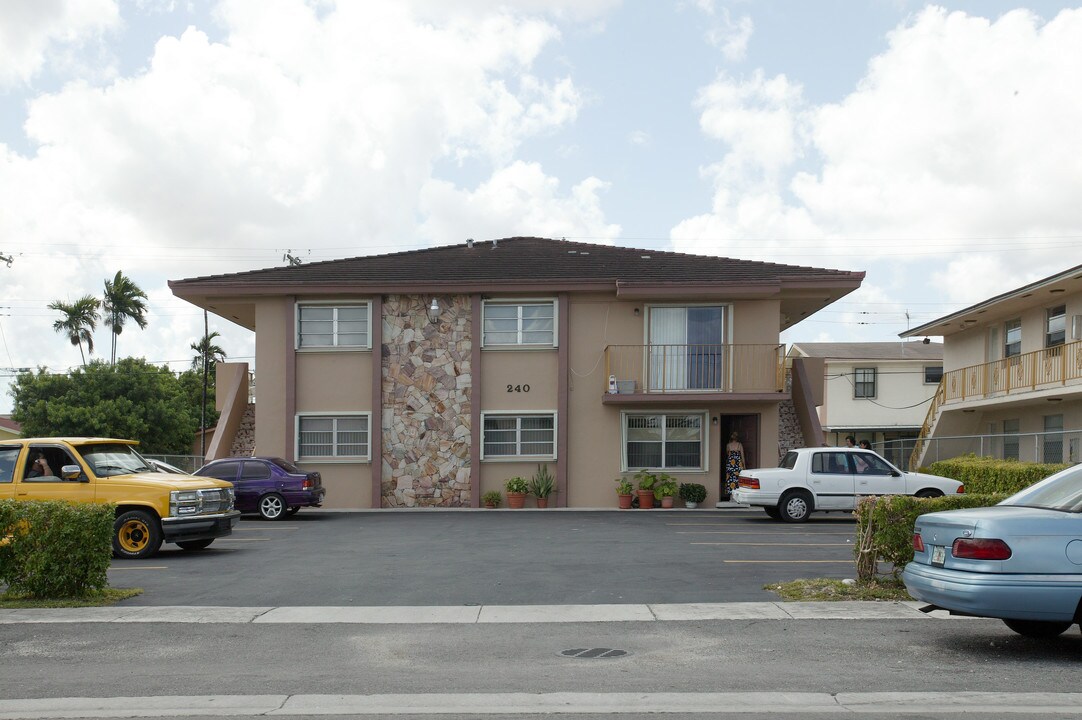 240 E 8th St in Hialeah, FL - Foto de edificio