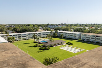 Gateway Square Condominiums in St. Petersburg, FL - Foto de edificio - Building Photo
