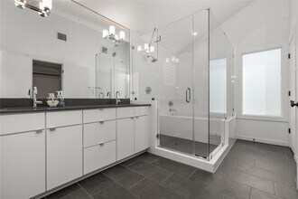 1931 E 38th St, Unit 8-2 in Austin, TX - Building Photo - Building Photo