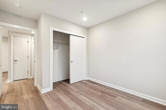 3449 Scotts Ln, Unit B303 in Philadelphia, PA - Building Photo - Building Photo