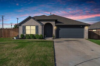1068 Fairfax Dr in Godley, TX - Building Photo - Building Photo