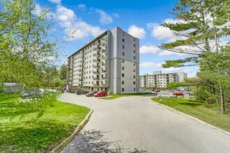 Park Lane Towers in Cambridge, ON - Building Photo - Building Photo