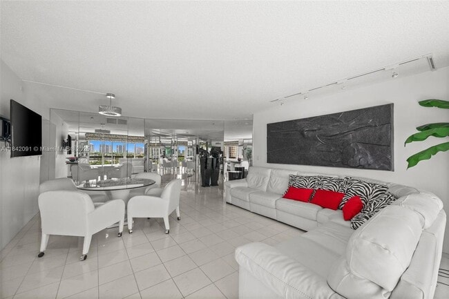 19101 NE 36th Pl in Aventura, FL - Building Photo - Building Photo