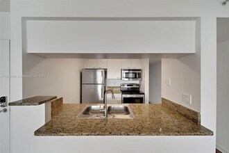 1756 N Bayshore Dr, Unit 14A in Miami, FL - Building Photo - Building Photo