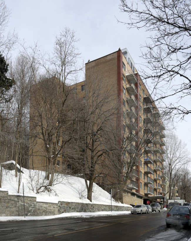 The Cedar Plaza in Montréal, QC - Building Photo - Building Photo