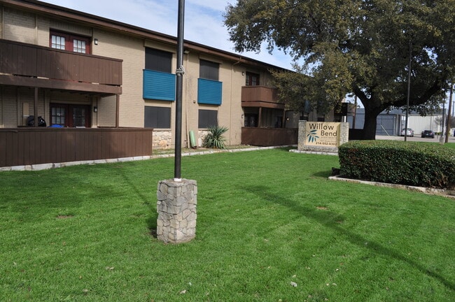 Willow Bend Apartments in Irving, TX - Building Photo - Building Photo
