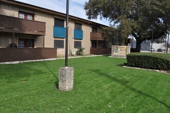 Willow Bend Apartments in Irving, TX - Foto de edificio - Building Photo