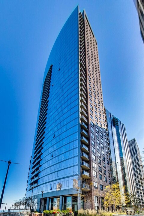 450 E Waterside Dr in Chicago, IL - Building Photo