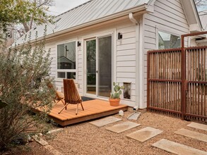 910 Gullett St in Austin, TX - Foto de edificio - Building Photo