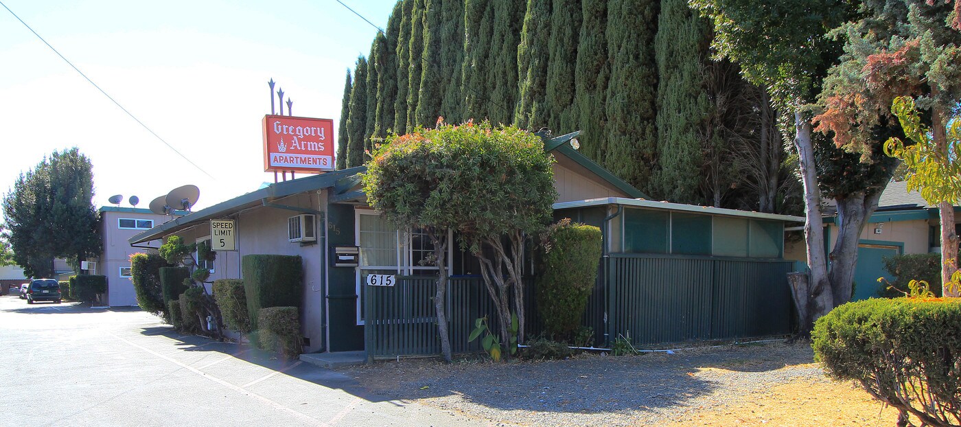 Gregory Arms Apartments in Fairfield, CA - Foto de edificio