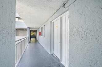 9365 Fontainebleau Blvd in Miami, FL - Building Photo - Building Photo