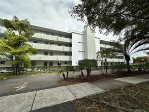 1351 NE 191st St in Miami, FL - Foto de edificio - Building Photo