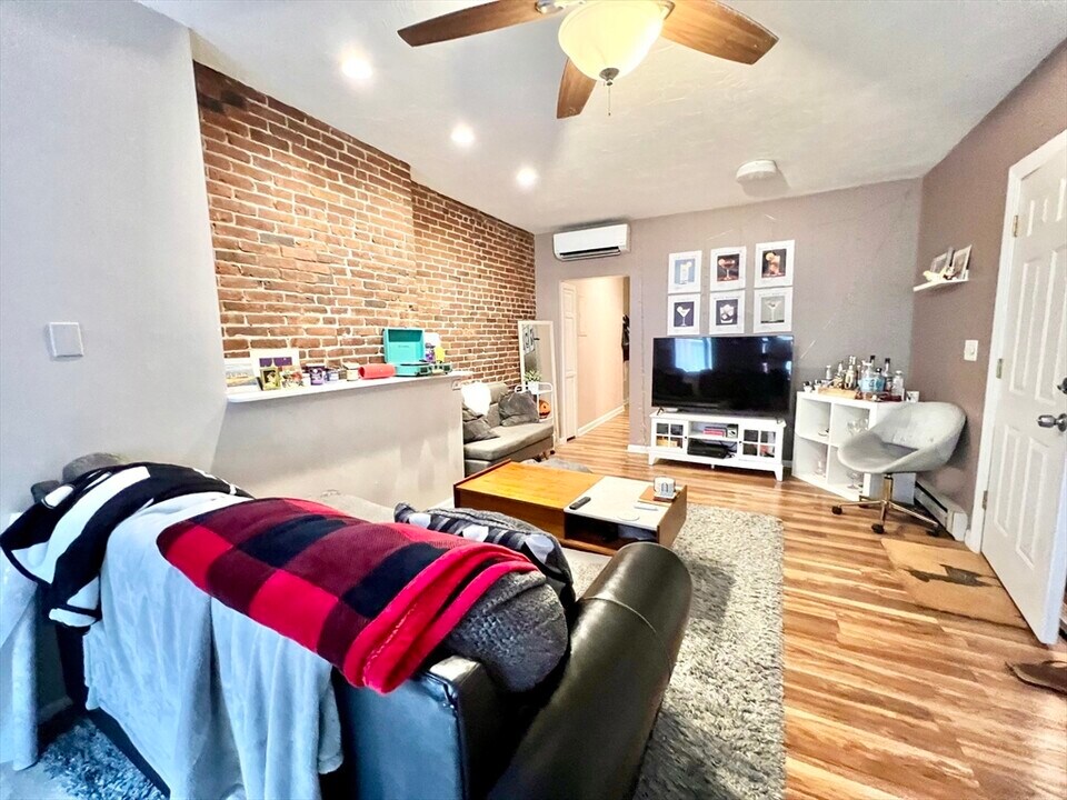 246 North St in Boston, MA - Building Photo