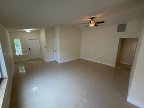 1525 Estancia Cir in Weston, FL - Building Photo - Building Photo