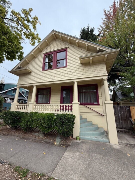 7824 SE 11th Ave in Portland, OR - Building Photo