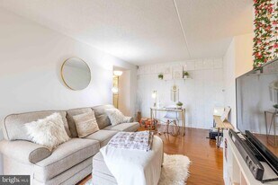 3307 Valley Dr in West Chester, PA - Building Photo