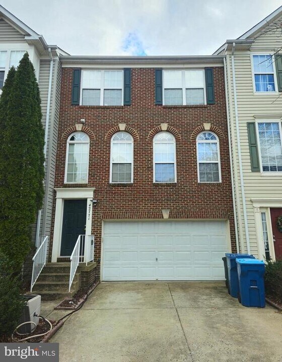 42771 Shaler St in Chantilly, VA - Building Photo