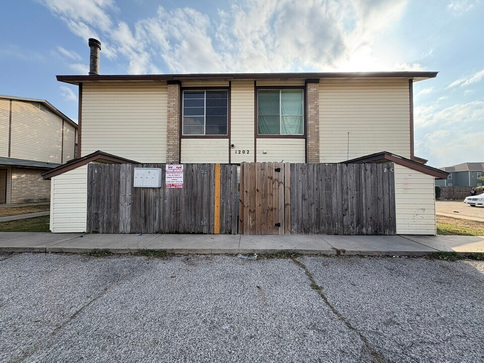 1202 Covey Ln, Unit #A in Killeen, TX - Foto de edificio