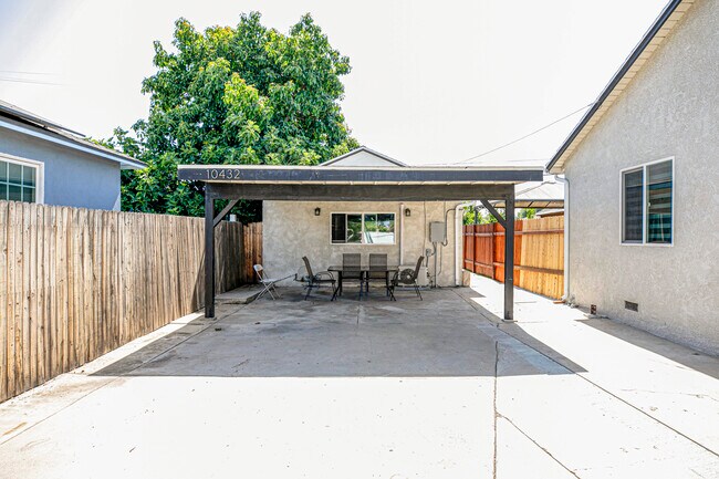10432 Langdon Ave in Mission Hills, CA - Building Photo - Building Photo