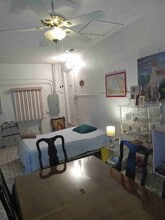 1871 NE 158th St in North Miami Beach, FL - Foto de edificio - Building Photo