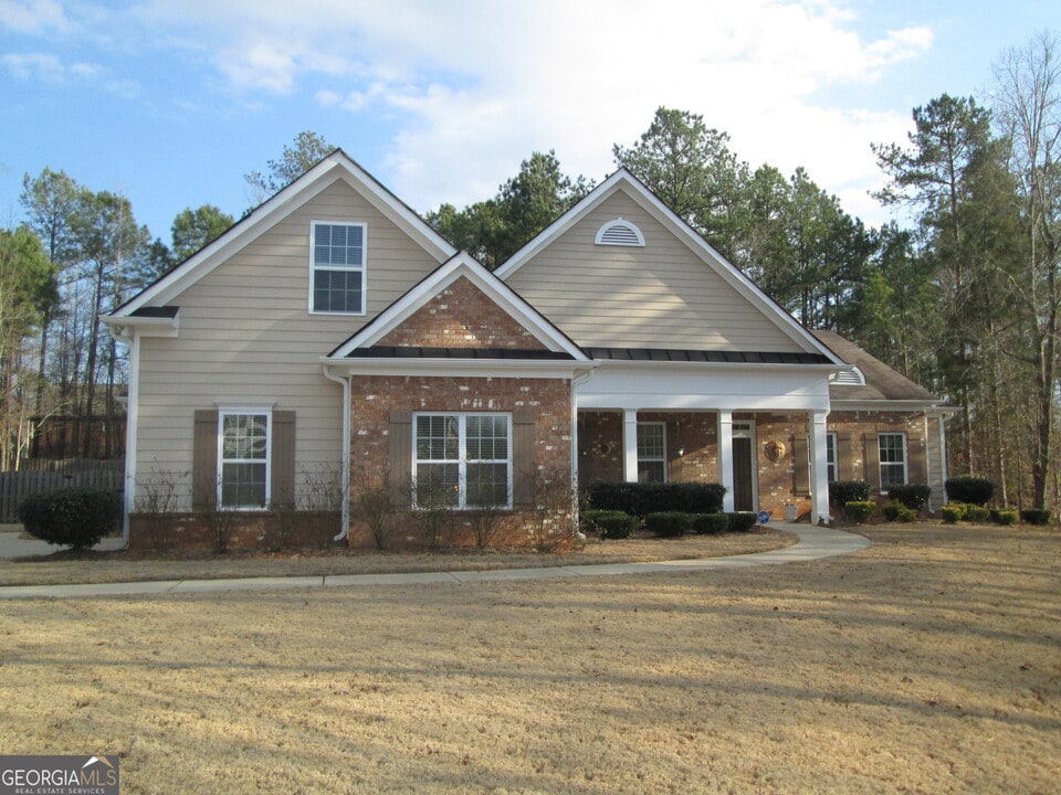 10 Colonial Ct in Senoia, GA - Building Photo