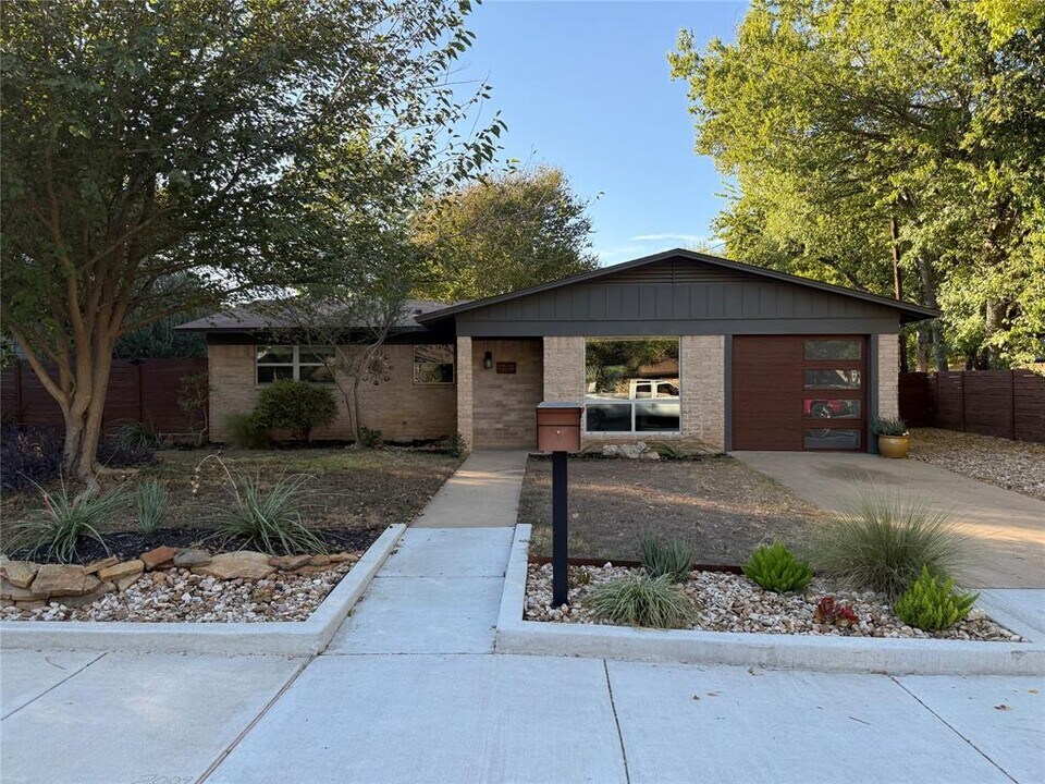 1214 Arthur Stiles Rd in Austin, TX - Building Photo