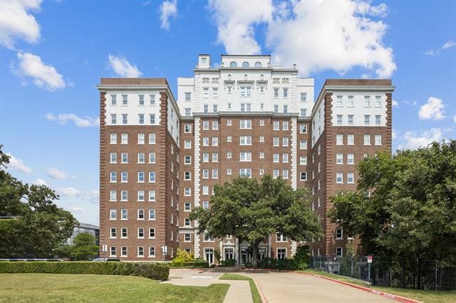 329 E Colorado Blvd in Dallas, TX - Building Photo