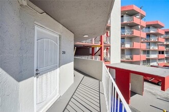 1750 W 46th St, Unit 210 in Hialeah, FL - Building Photo - Building Photo