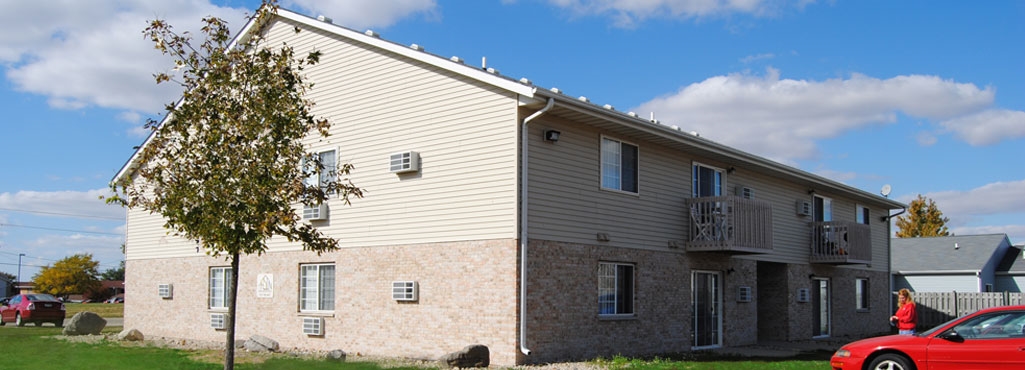 Lynwood Apartments in Dekalb, IL - Building Photo