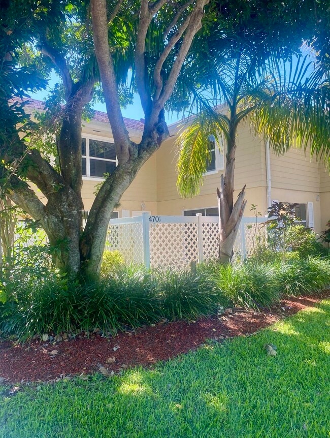 property at 4701 Roxbury Ct