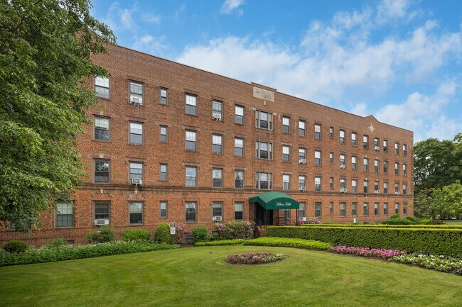 Hilton Hall Apartments in Garden City, NY - Building Photo - Building Photo