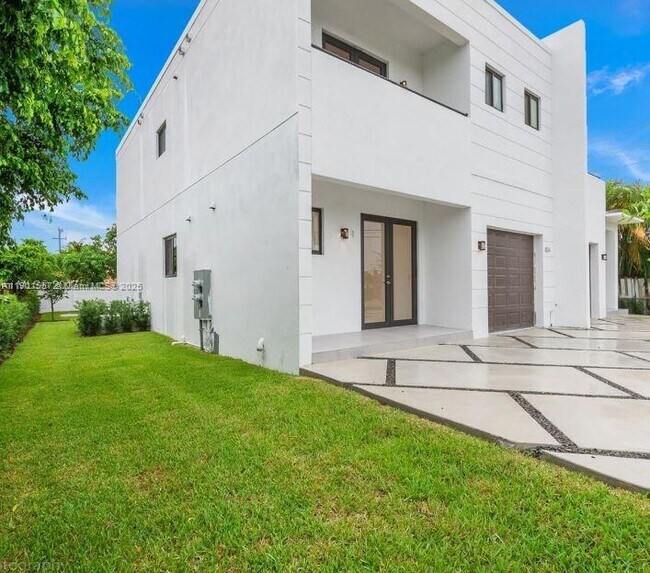 824 SW 74th Ct in Miami, FL - Building Photo - Building Photo