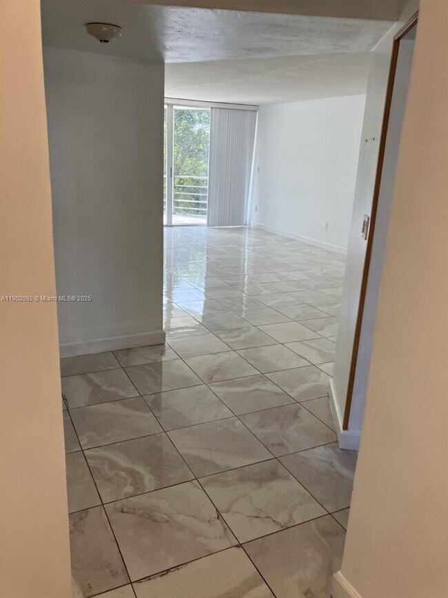 1601 NE 191st St in Miami, FL - Foto de edificio - Building Photo