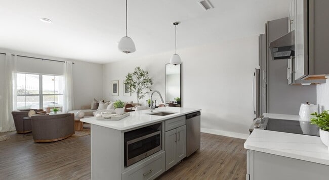 property at 7 Hudson W Dr