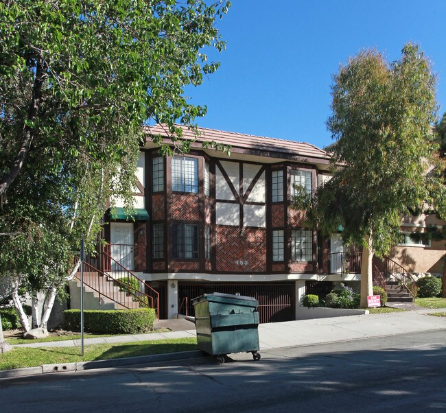 453 E Tujunga Ave in Burbank, CA - Foto de edificio - Building Photo