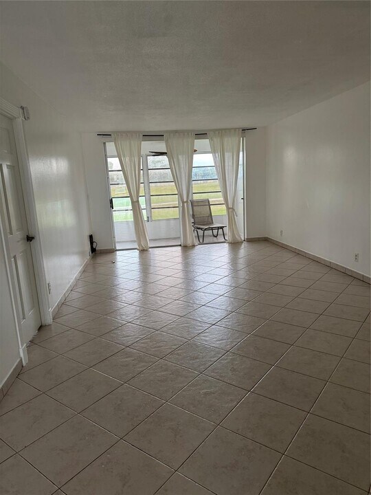 2651 S Course Dr, Unit 106 in Pompano Beach, FL - Building Photo